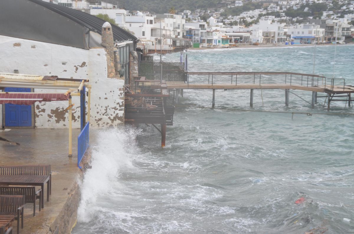 Bodrum'da fırtına günlük yaşamı olumsuz etkiledi