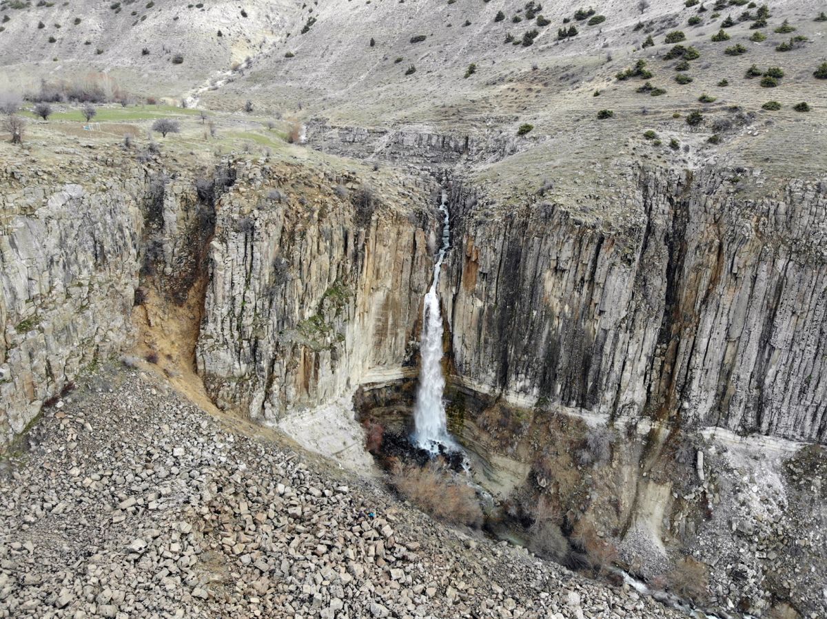 Tunceli'deki Ekirek Şelalesi'nin debisi yükseldi