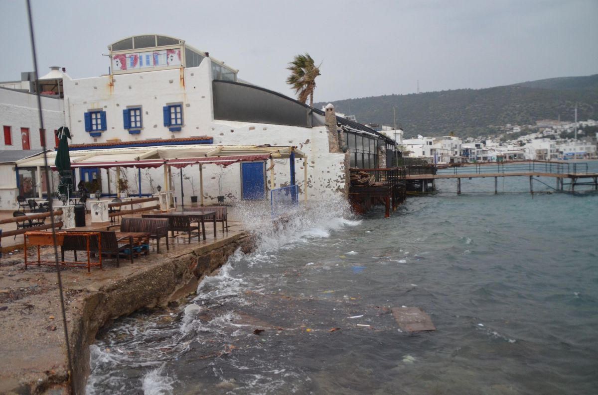 Bodrum'da fırtına günlük yaşamı olumsuz etkiledi