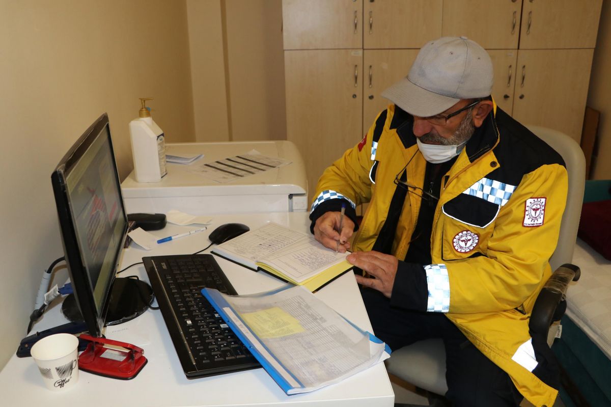 Kütahya'daki ambulans şoförü, babasını ve eşini koronavirüsten kaybetti