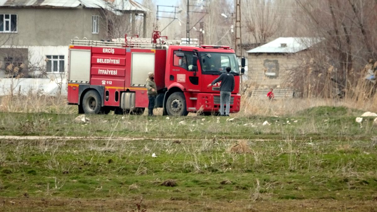 Van Erciş'teki sazlık yangını, 2 saatte söndürüldü