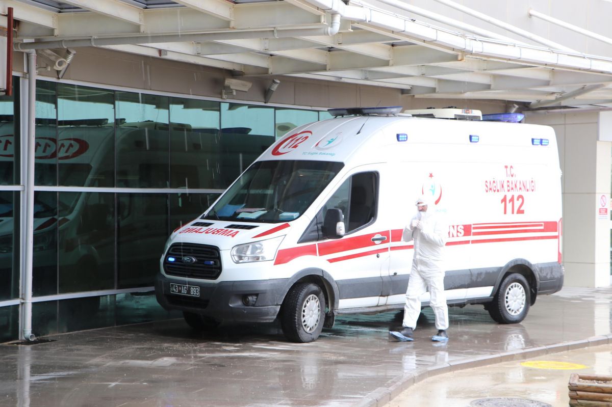 Kütahya'daki ambulans şoförü, babasını ve eşini koronavirüsten kaybetti