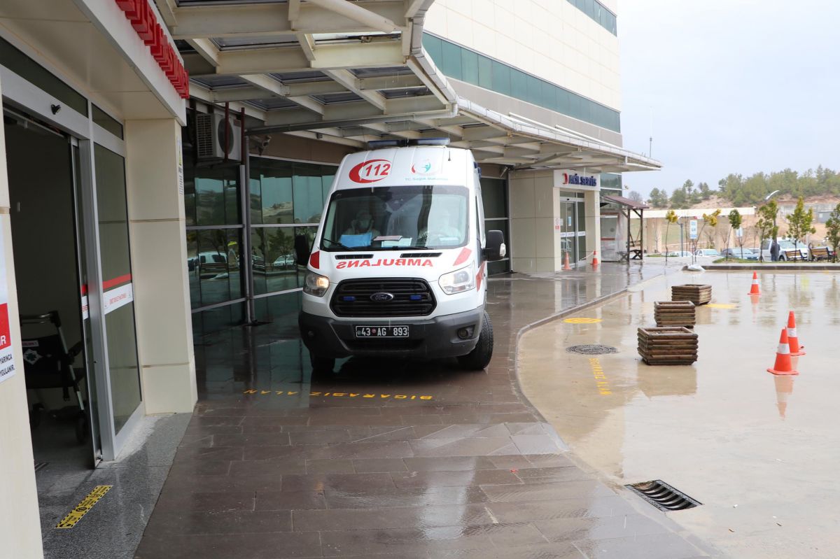 Kütahya'daki ambulans şoförü, babasını ve eşini koronavirüsten kaybetti