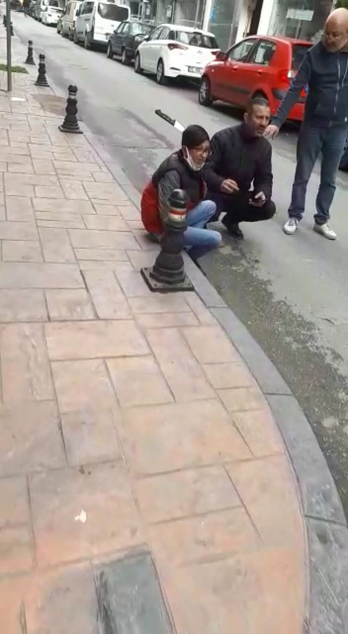 Samsun'da fırlatılan bıçak başına saplandı