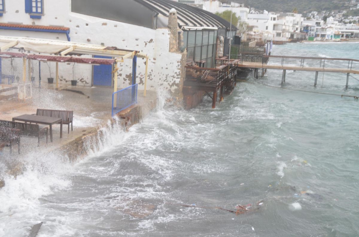 Bodrum'da fırtına günlük yaşamı olumsuz etkiledi