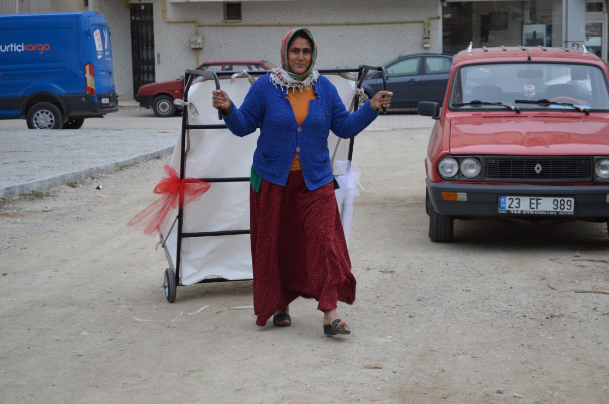 Elazığ'da kağıt toplama aracı çalınınca, yenisi hediye edildi