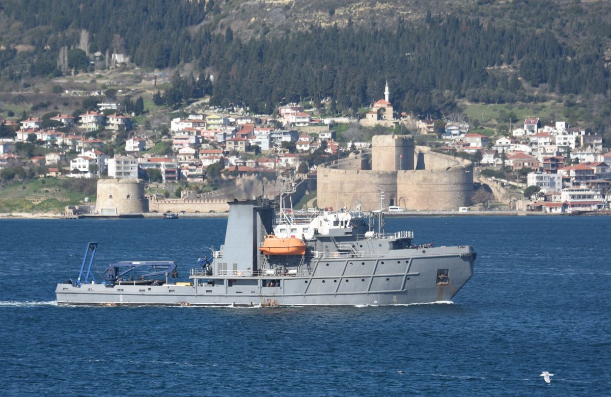 Romanya savaş gemisi Çanakkale Boğazı’ndan geçti