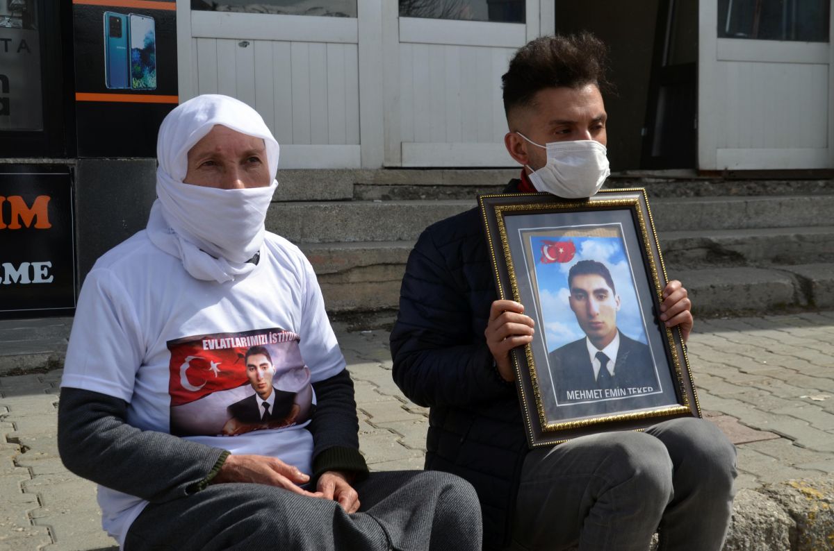 Muş'taki ailelerin, HDP binası önündeki eylemleri sürüyor