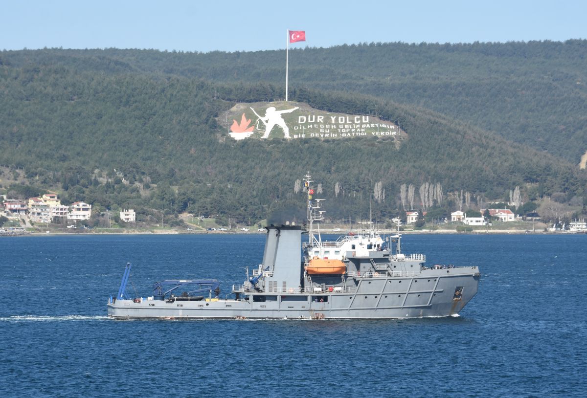 Romanya savaş gemisi Çanakkale Boğazı’ndan geçti