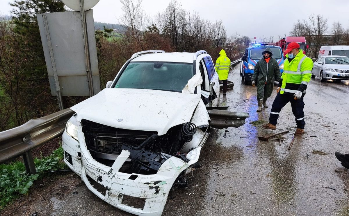 Bursa'da kaza yapan sürücünün bacağına bariyer saplandı