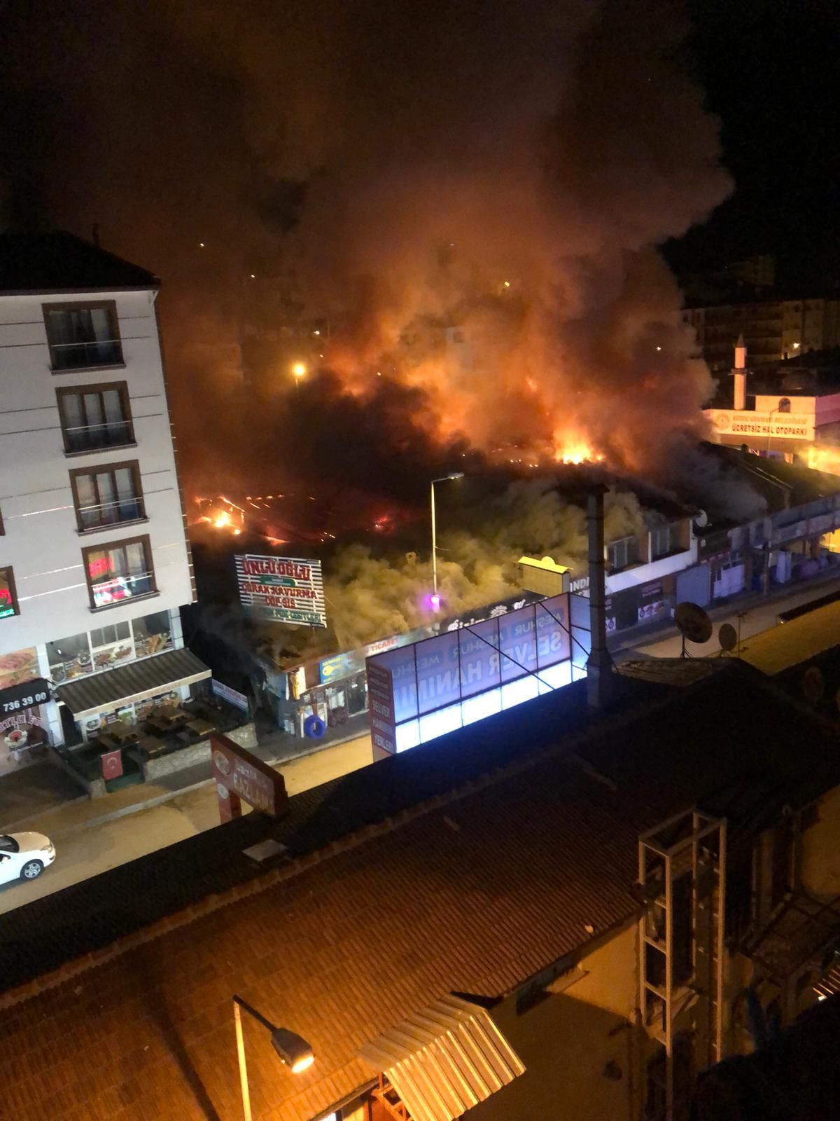 Kızılcahamam'daki çarşı yangınında, 20 iş yeri kül oldu