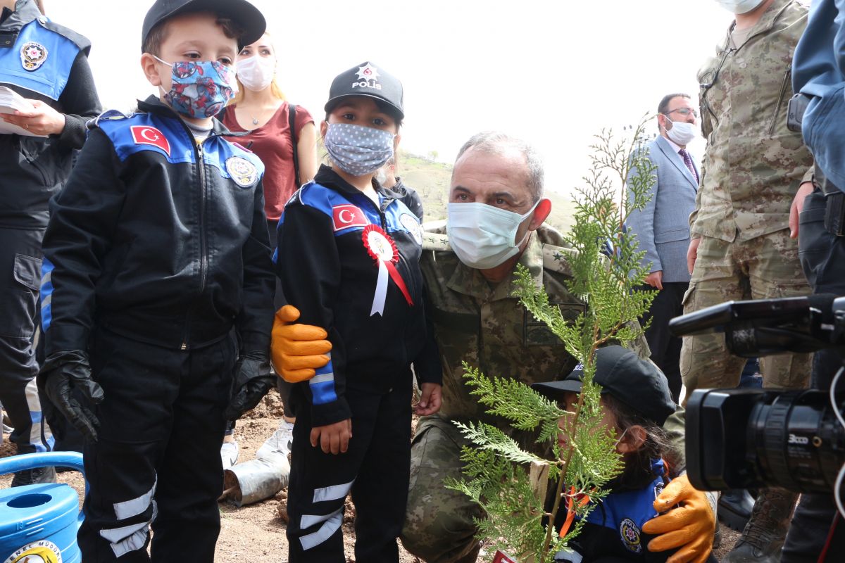 Şırnak'ta şehit 136 polisin anısına fidan dikildi