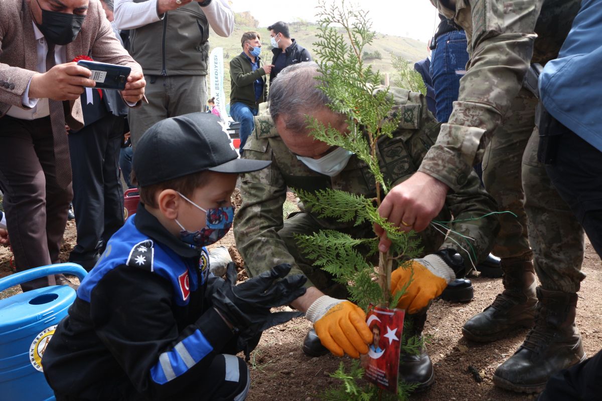 Şırnak'ta şehit 136 polisin anısına fidan dikildi