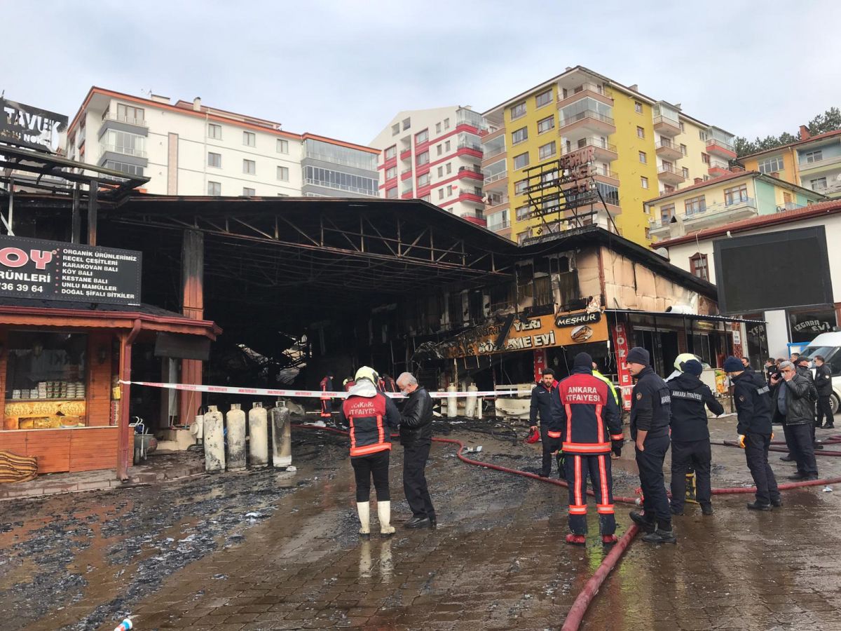 Kızılcahamam'daki çarşı yangınında, 20 iş yeri kül oldu