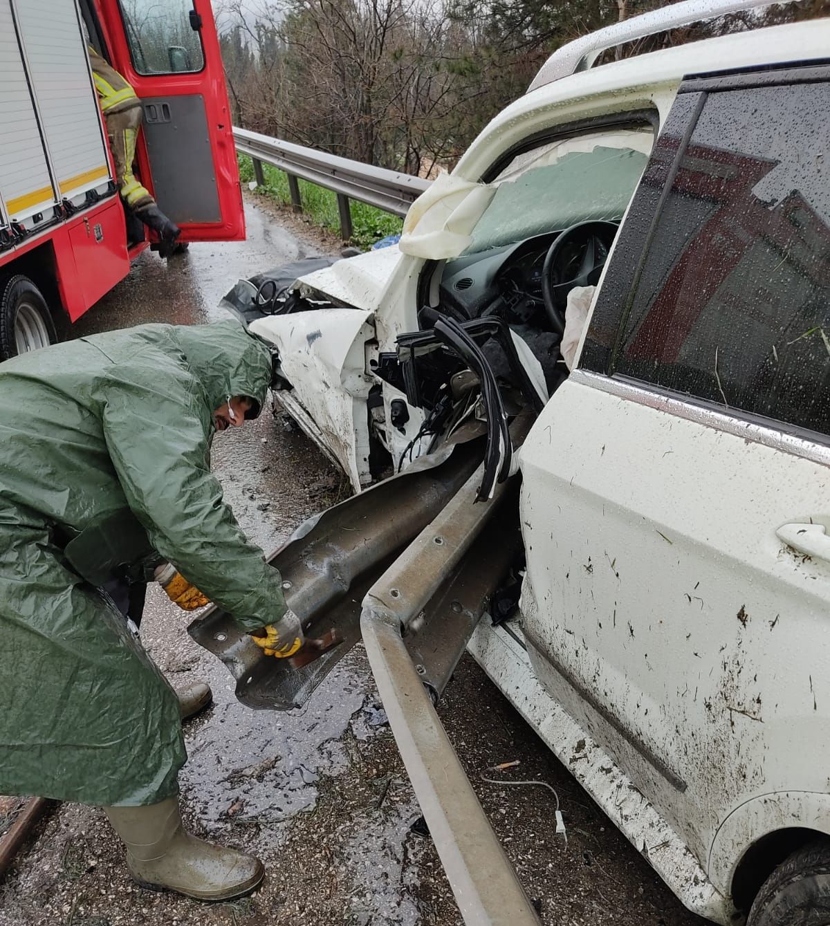 Bursa'da kaza yapan sürücünün bacağına bariyer saplandı