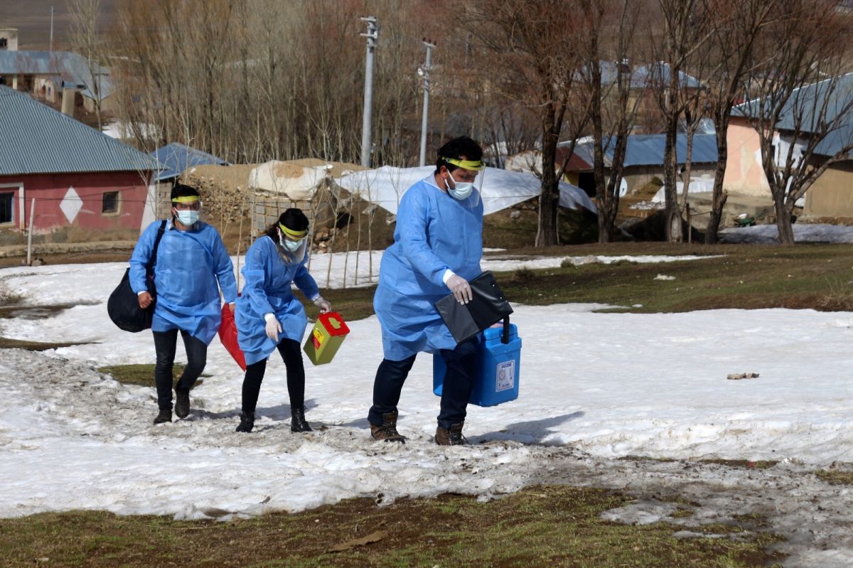 Vaccination work of health professionals crossing the snowy roads in Van #3