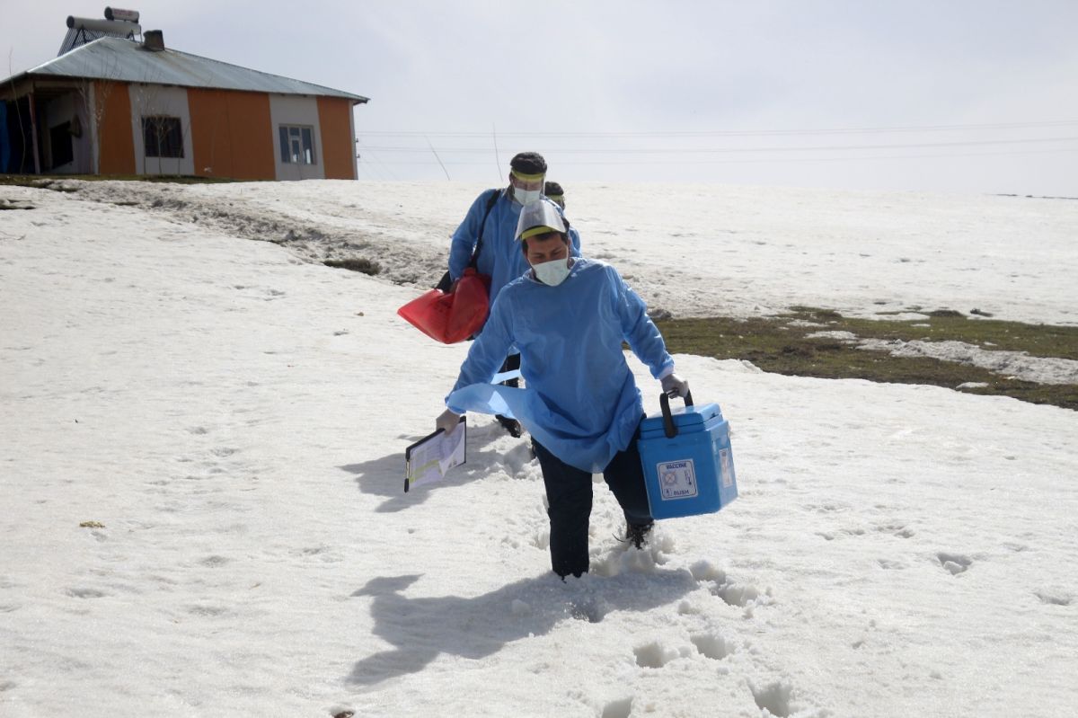 Vaccination work of health professionals crossing snowy roads in Van #4