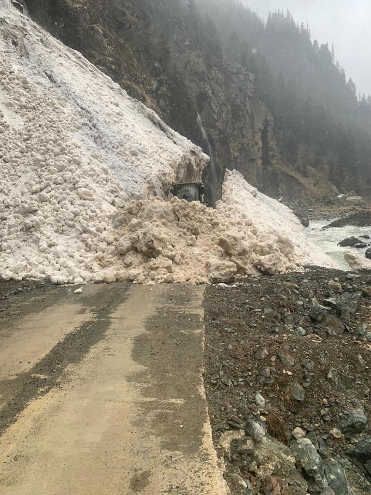 Rize'de yola çığ düştü: 4 saatte açıldı