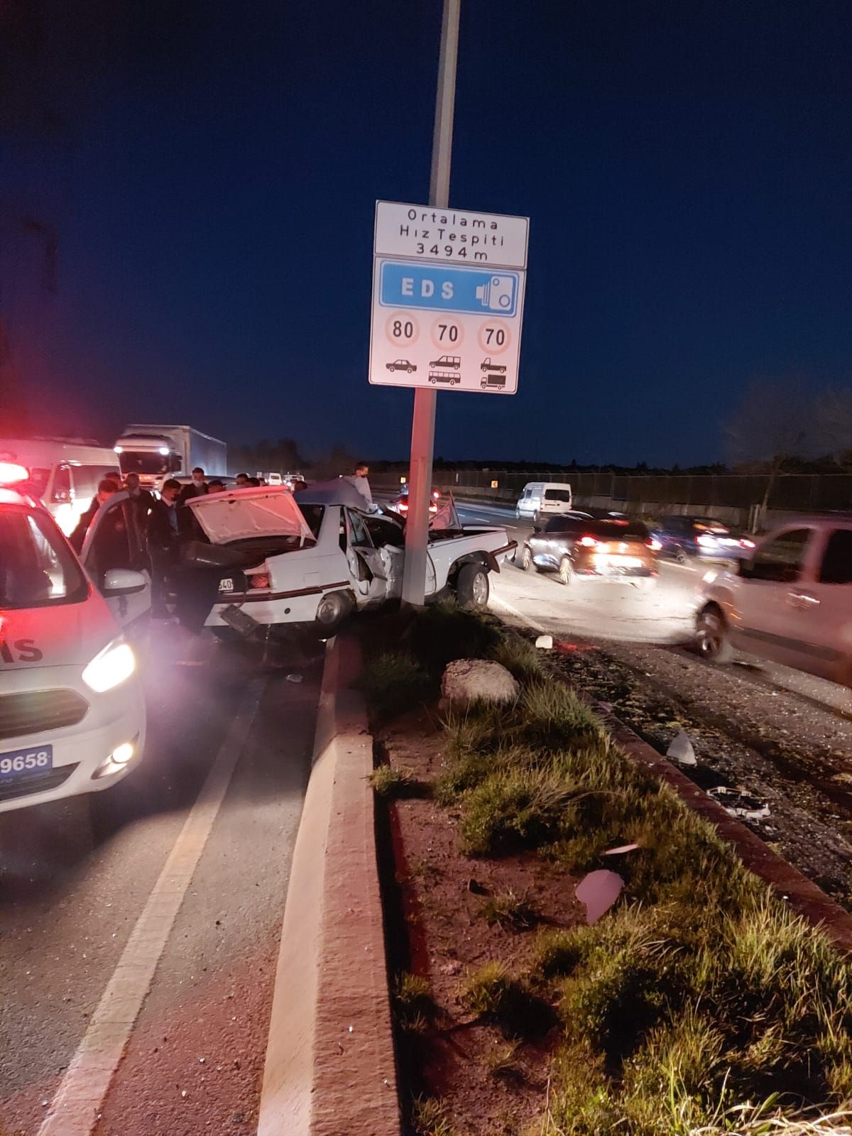 İstanbul'da otomobil elektrik direğine çarptı; sürücü yaralandı