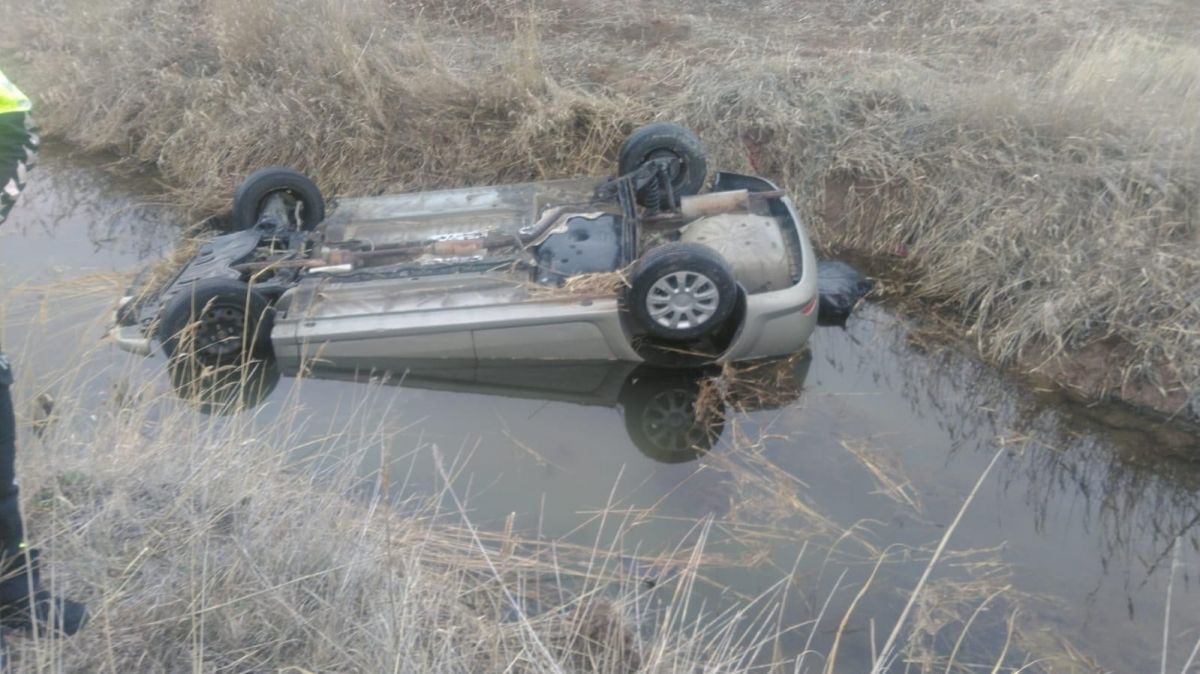 Kayseri'de yoldan çıkan otomobil sulama kanalına devrildi