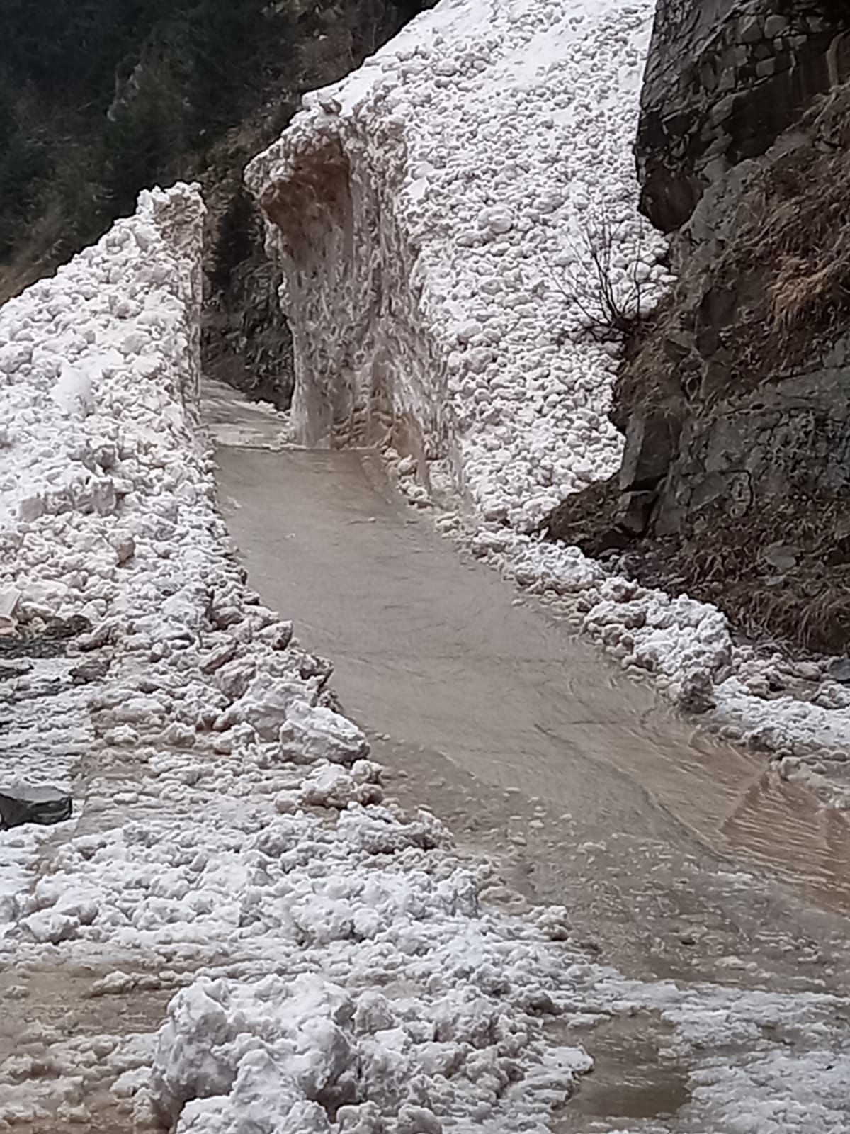 Rize'de yola çığ düştü: 4 saatte açıldı