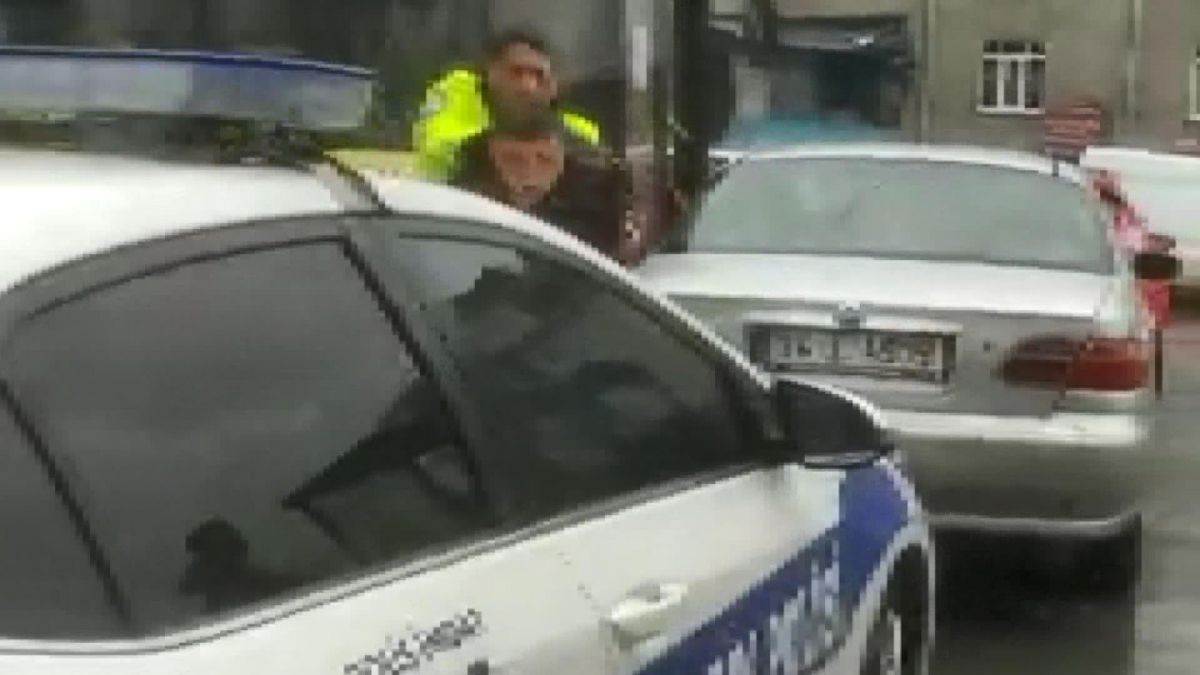 Arnavutköy'de polisler kaçan korsan taksicinin peşine düştü