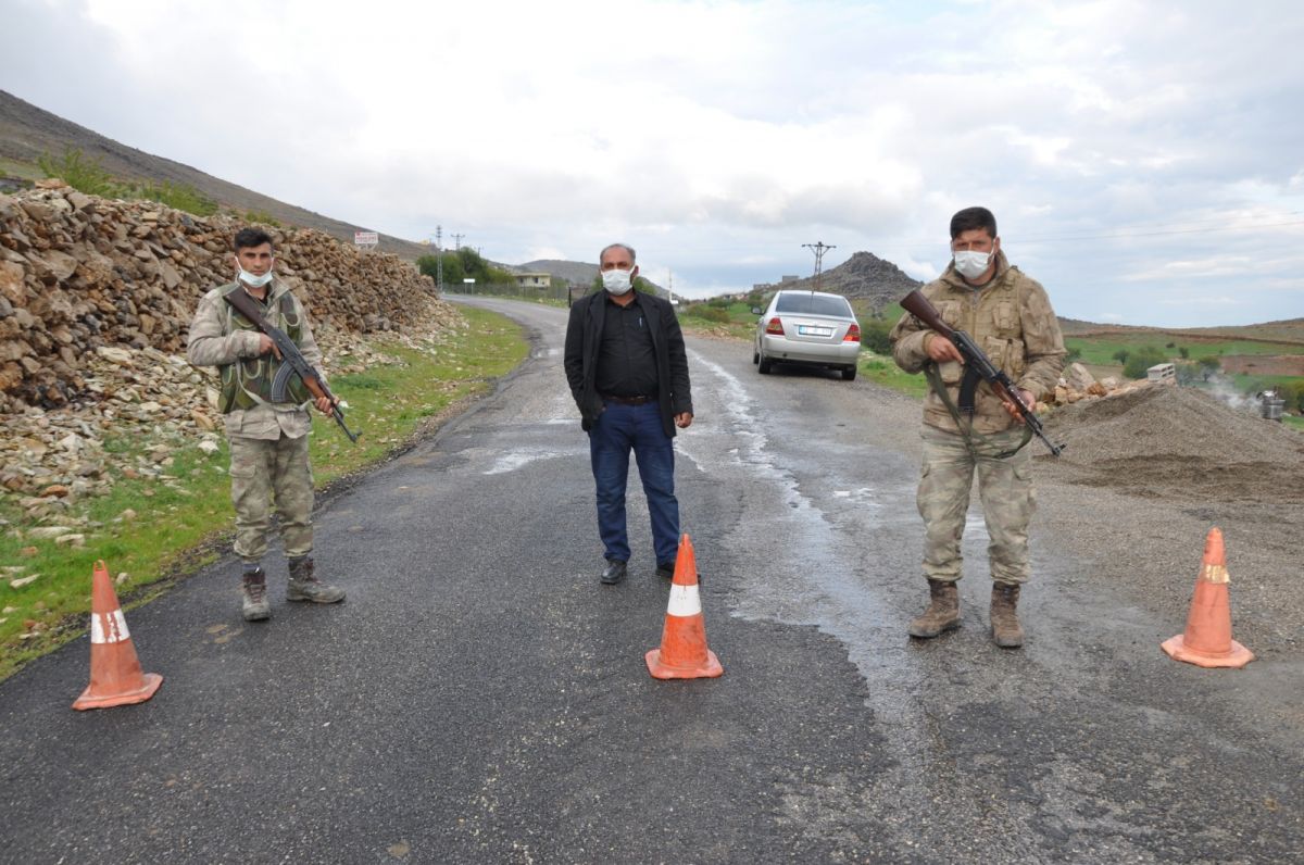 Adıyaman’da 1 köyle mahalleye giriş ve çıkışlar engellendi.