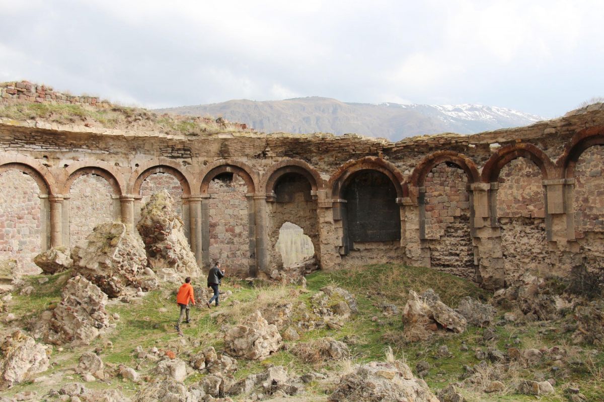 Erzurum'daki Bana Katedrali bakımsızlıktan yıkıldı