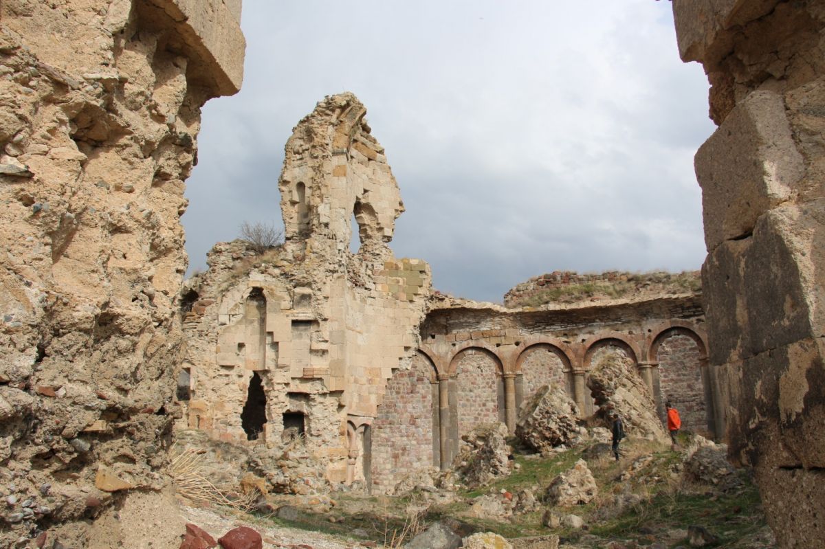 Erzurum'daki Bana Katedrali bakımsızlıktan yıkıldı