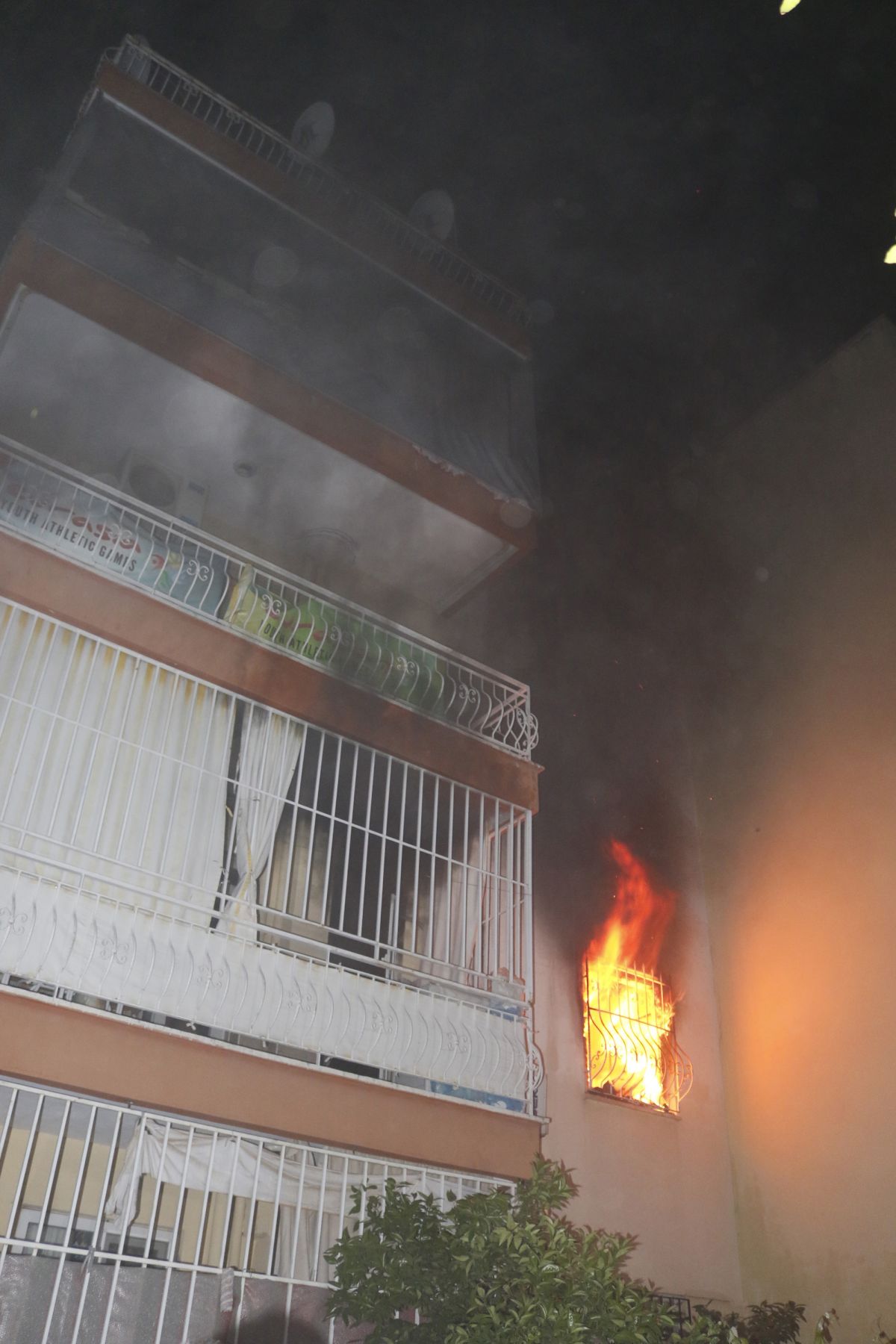 Antalya'da yaşlı adamı yangından komşusu kurtardı