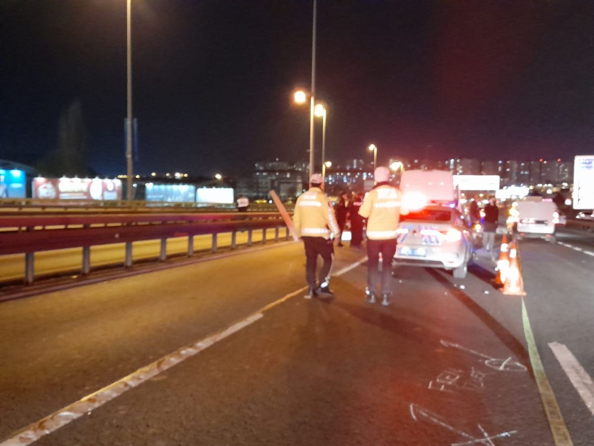 İstanbul da D 100 de otomobilin çarptığı kişi öldü #5