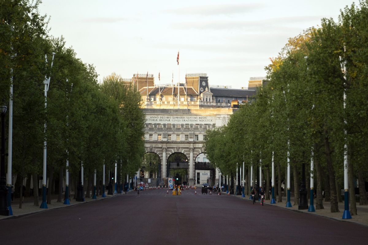 Londra'da baltalı şahıs paniği