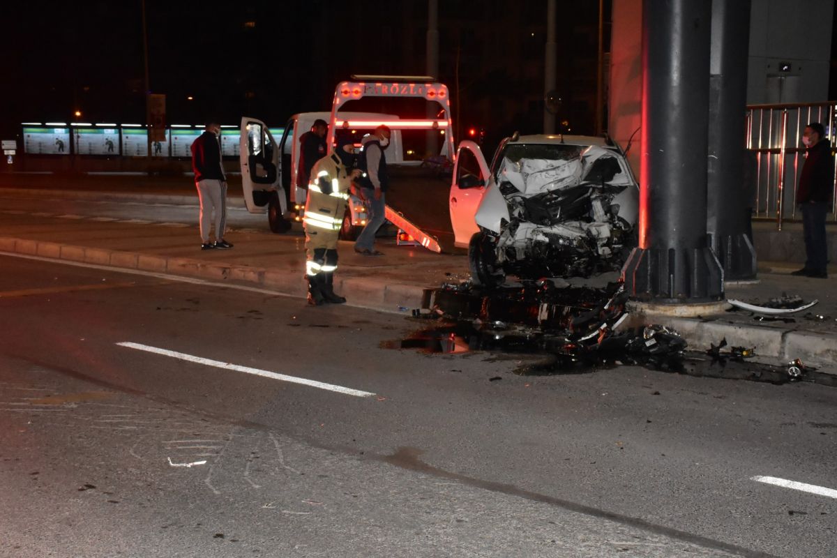 İzmir'de otomobil köprü ayağına çarptı: 1 ağır yaralı 