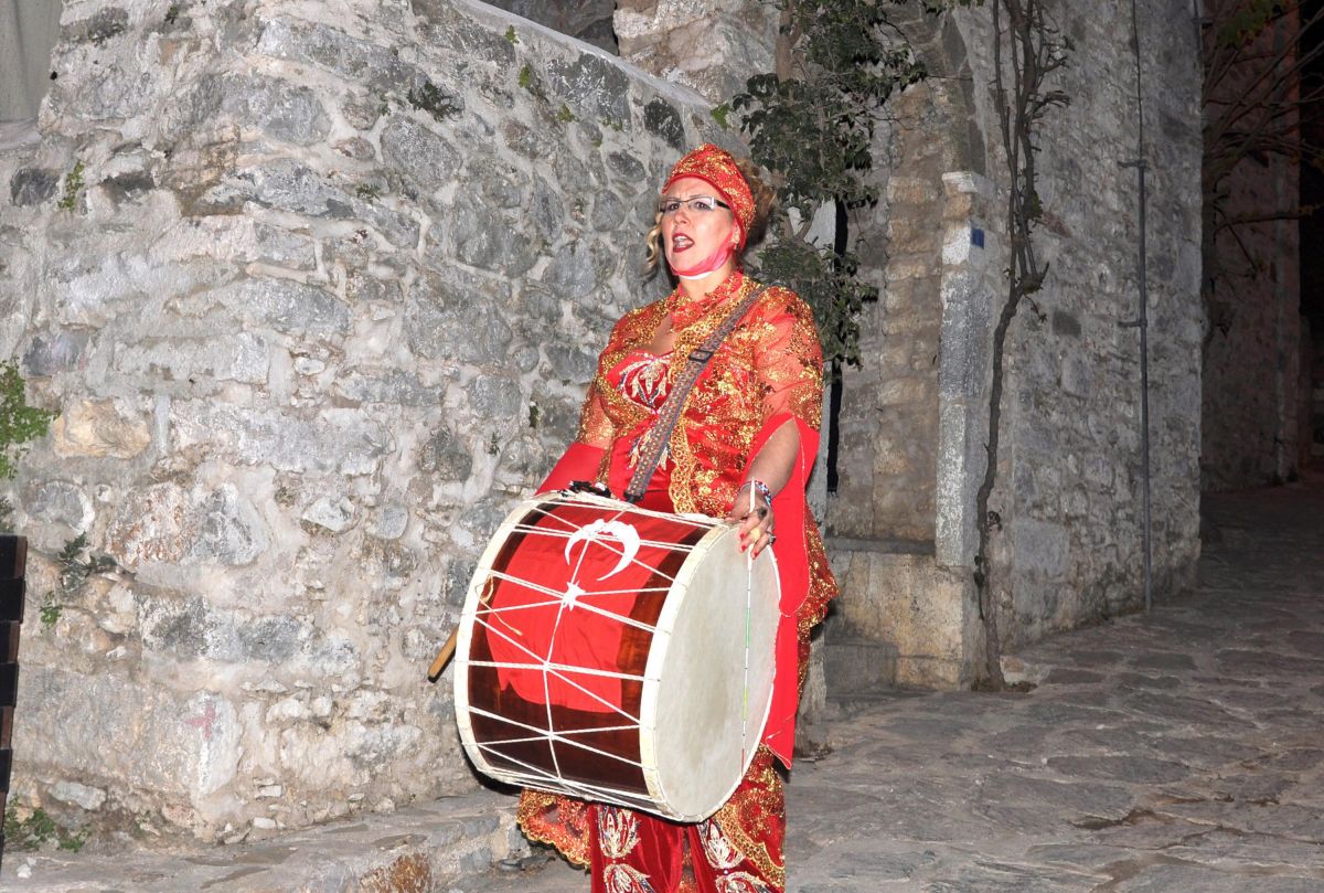 Muğla'daki kadın ramazan davulcusu, kansere meydan okuyor