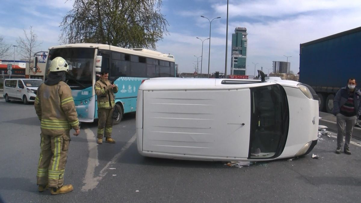 Esenyurt'ta elektrik direğine çarpan araç takla attı