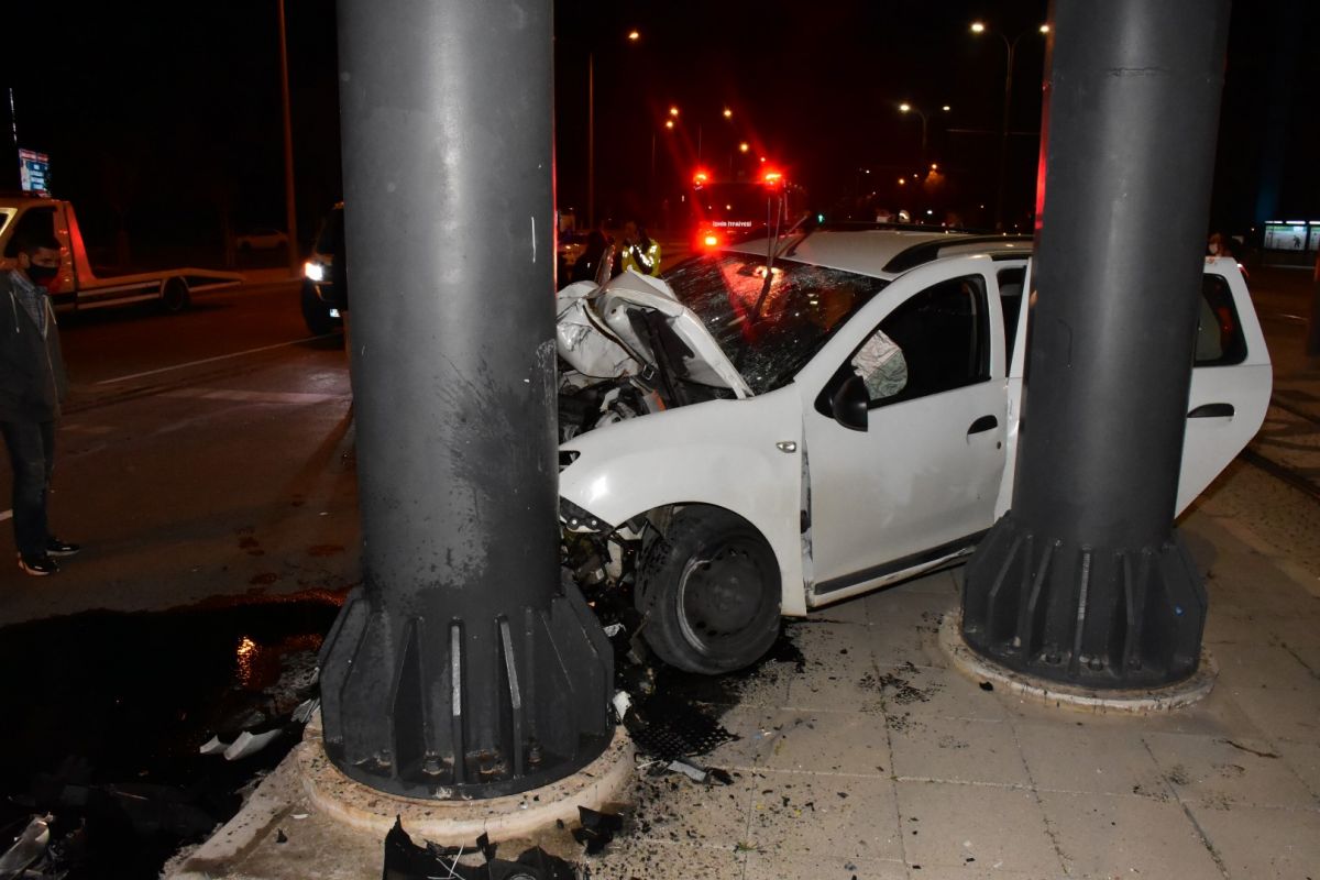 İzmir'de otomobil köprü ayağına çarptı: 1 ağır yaralı 