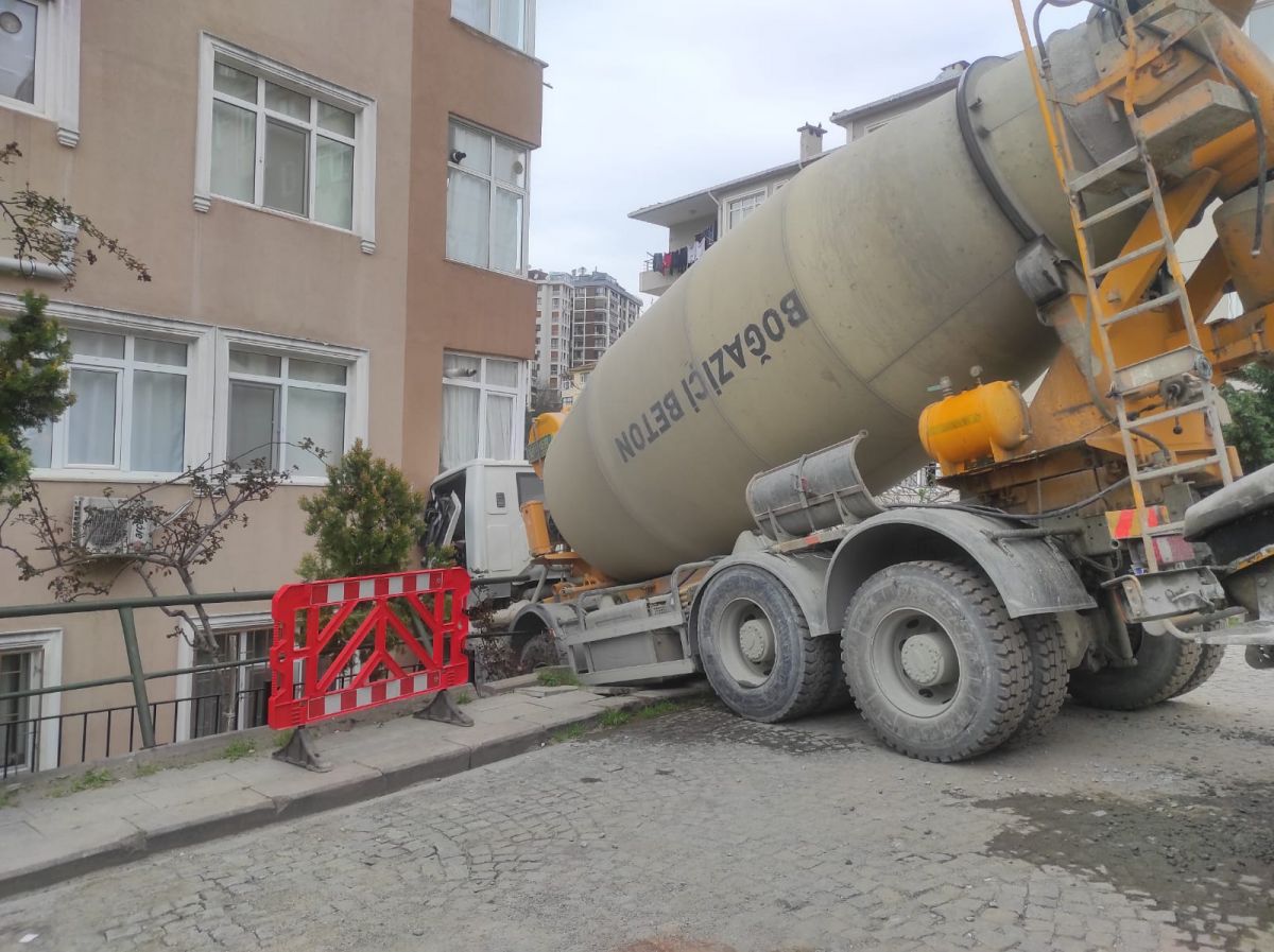 Beşiktaş'ta beton mikseri binaya çarptı