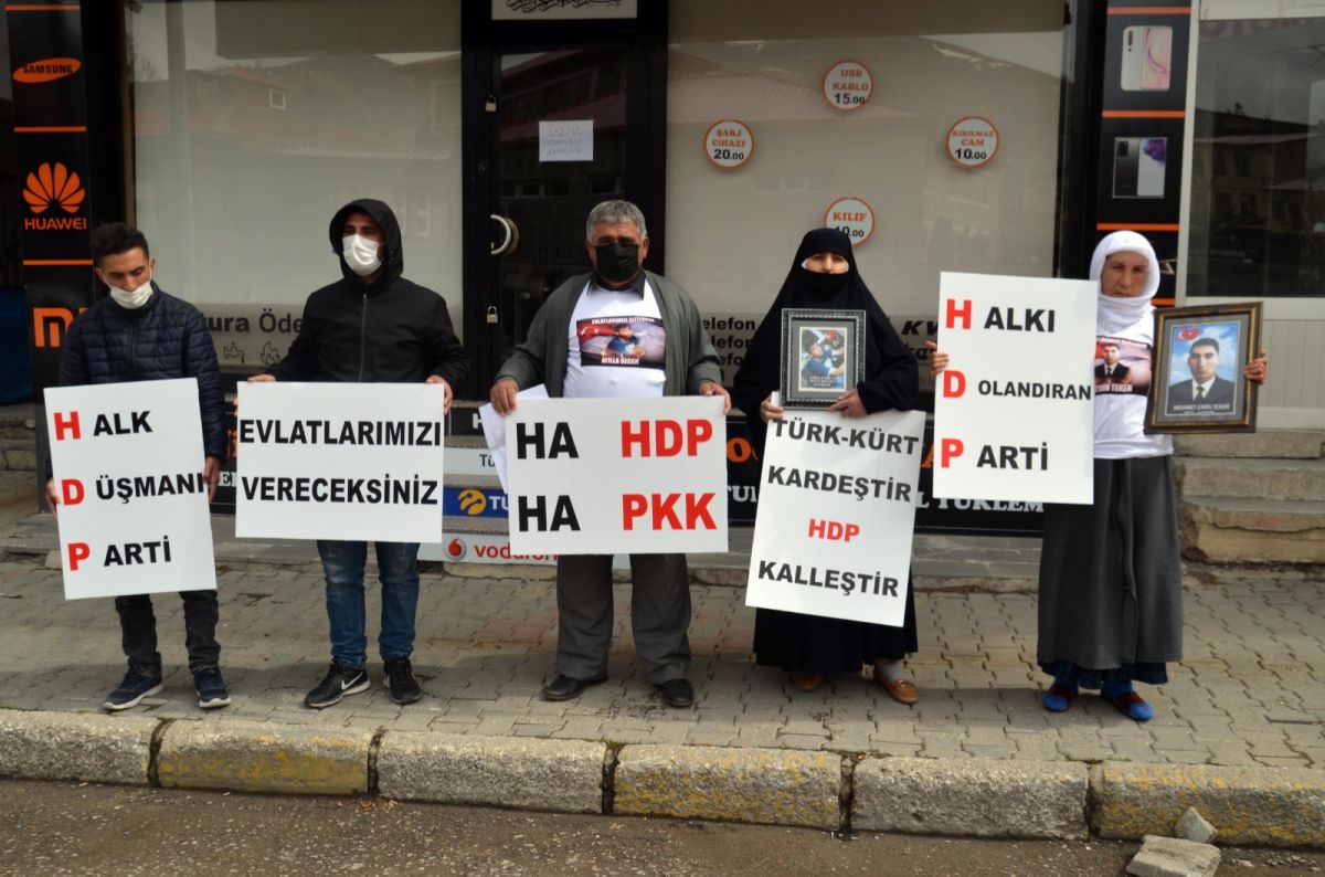 Muş'ta HDP önünde nöbet tutan 2 aileye destek verildi