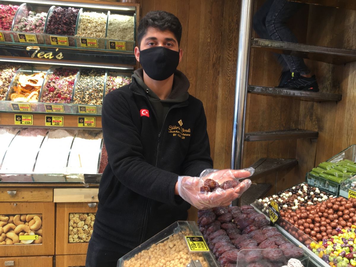 Eminönü'nde en pahalı hurmanın tanesi 5 lira