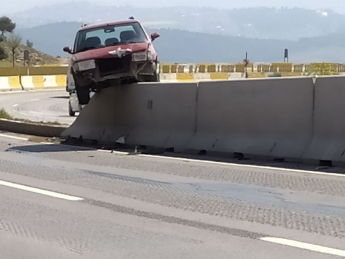 Hatay'da aracıyla beton bariyere çıktı