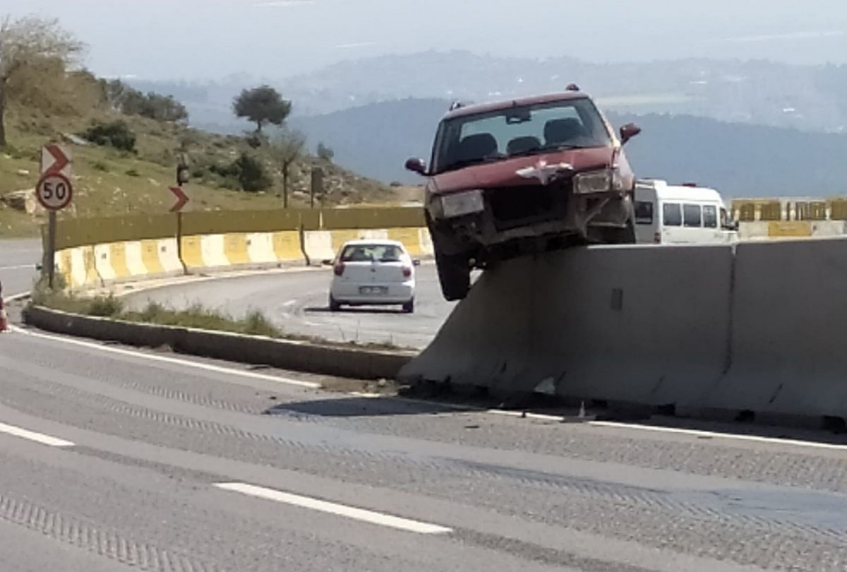 Hatay'da aracıyla beton bariyere çıktı