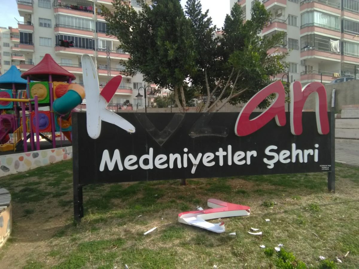 Adana'da parklara zarar verildi