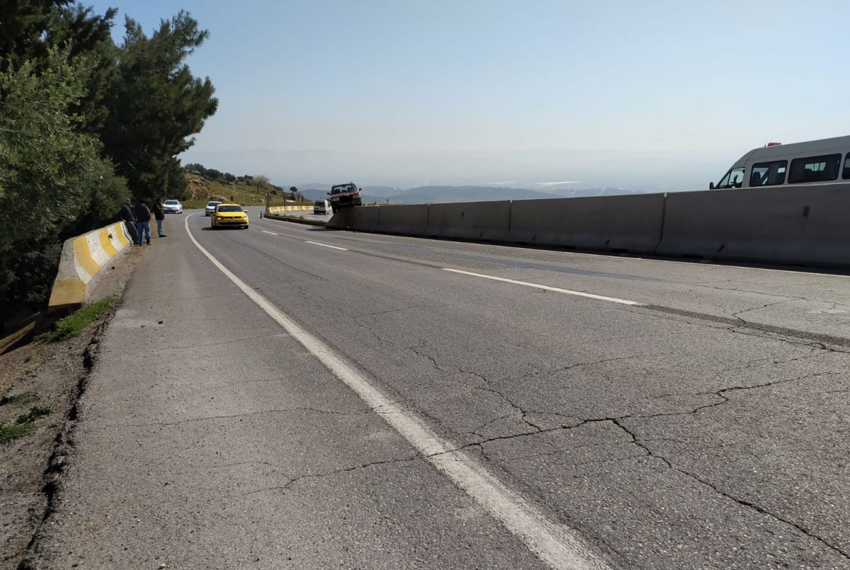 Hatay'da aracıyla beton bariyere çıktı