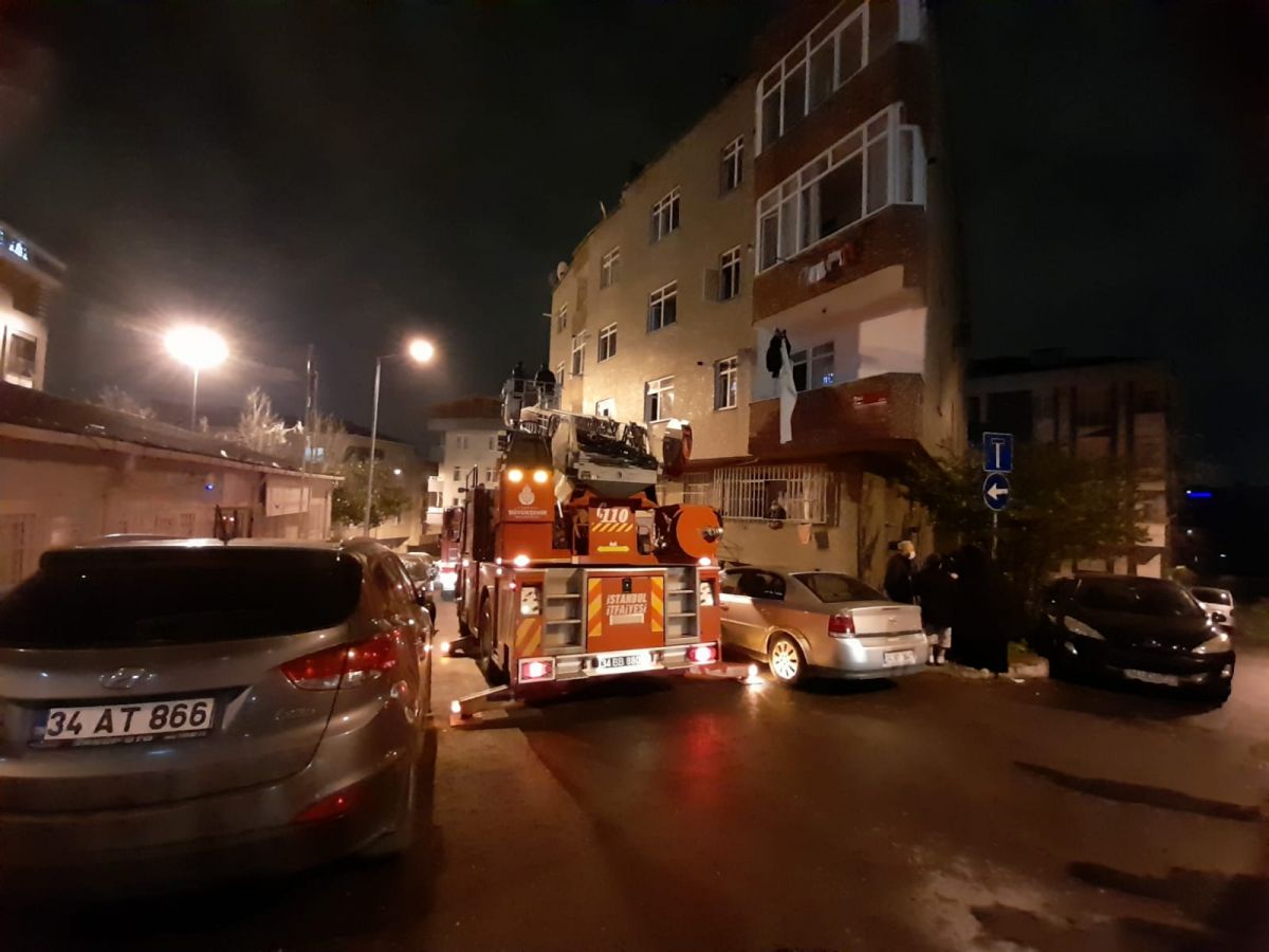 İstanbul'da bina girişindeki elektrik panosunda yangın çıktı