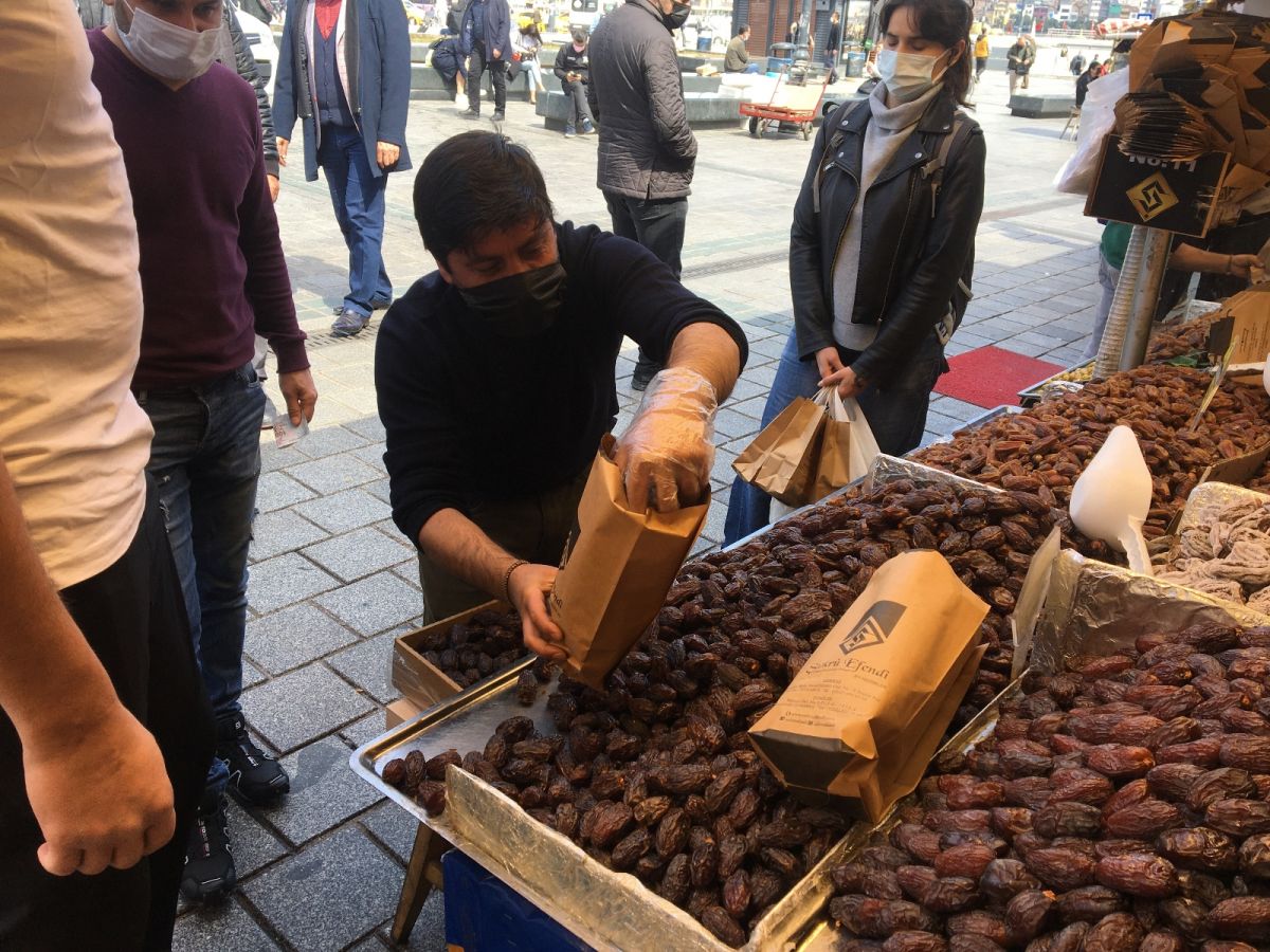 Eminönü'nde en pahalı hurmanın tanesi 5 lira