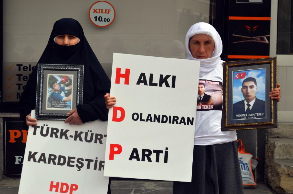Muş'ta HDP önünde nöbet tutan 2 aileye destek verildi