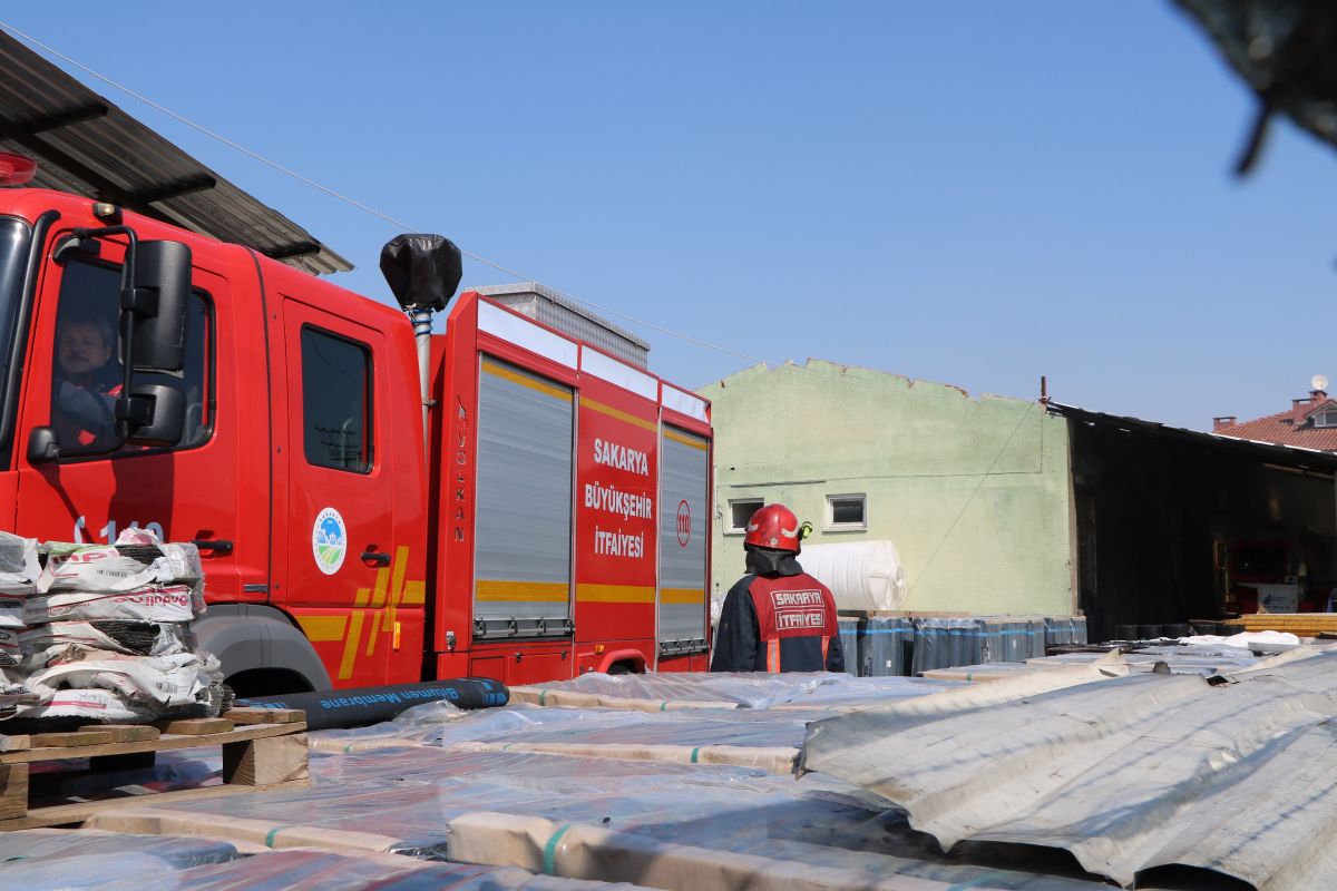 Sakarya'daki izolasyon malzemeleri deposunda yangın