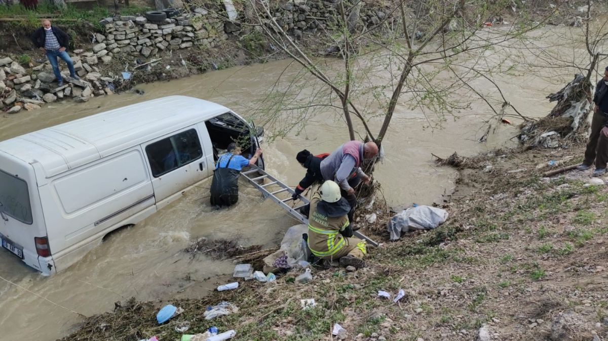 Bursa'da dereye düşen araçtan çıkarıldı