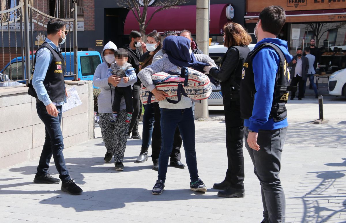 Eskişehir'deki hırsızlık şüphelisi kadınlar, çocuklarla adliyede