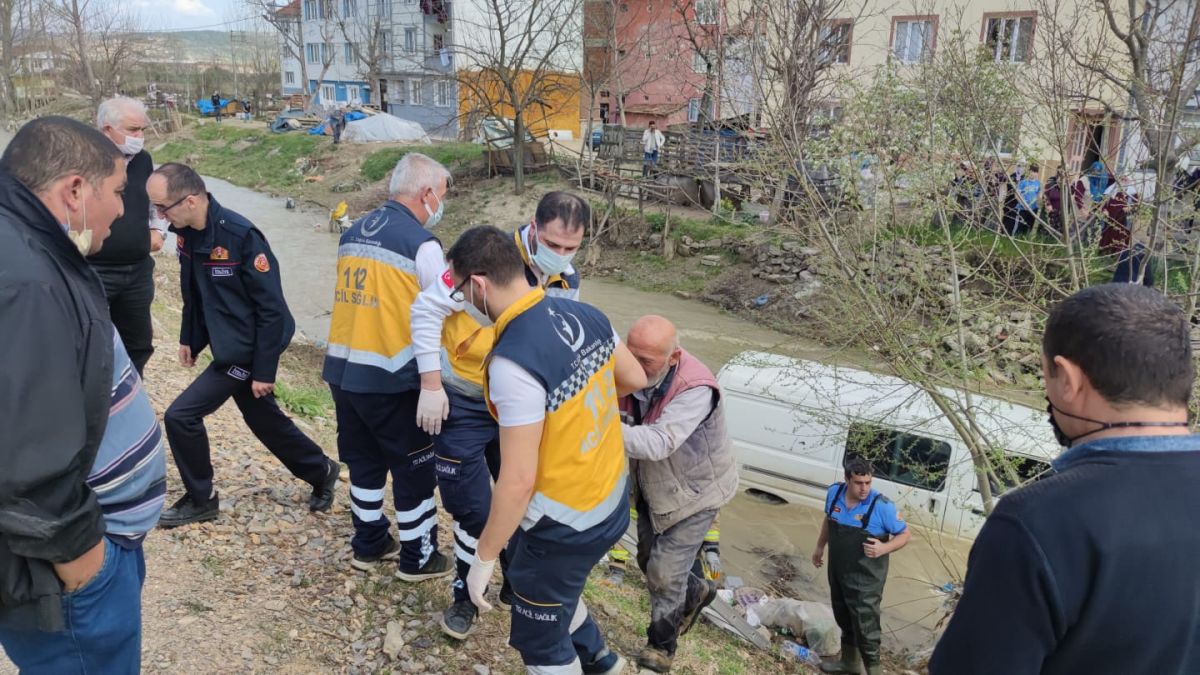 Bursa'da dereye düşen araçtan çıkarıldı